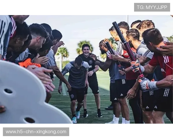 迈阿密国际后台庆祝氛围热烈,梅西与队友尽情欢呼