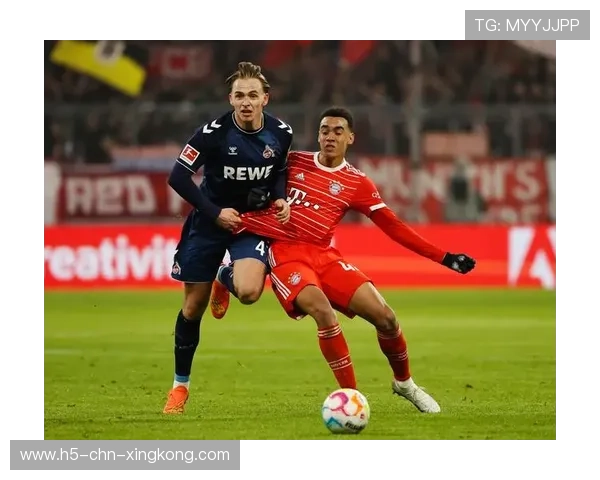 拜仁马兹拉维连续横向盘带后突施冷箭攻入一球，瞬间点燃全场激情！