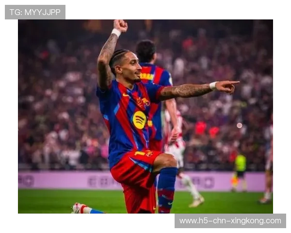 巴萨逼抢形成断球，拉菲尼亚突入禁区打门偏出